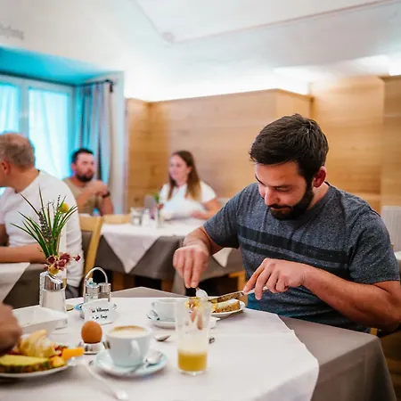 Zum Goldenen Loewen 4* Наудерс