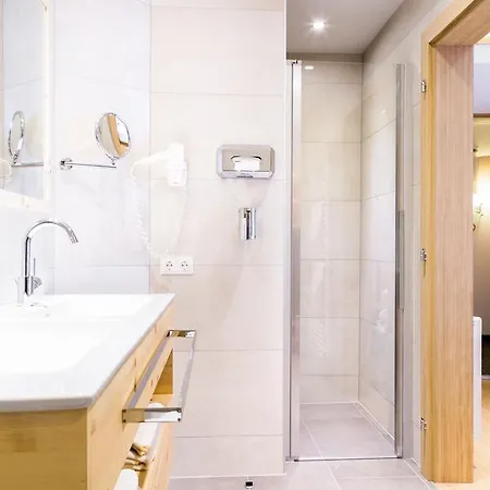 Zum Goldenen Loewen Värdshus Nauders